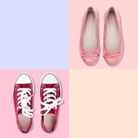 rote Gummischuhe mit weißen Schnürsenkeln und rosa Schuhen auf buntem Hintergrund. foto