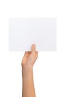 Hand mit leerem Flyer, Blatt Papier in horizontaler Position mit isoliertem Hintergrund foto