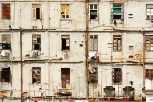 Altes, schäbiges Wohngebäude in den Slums von Havanna foto