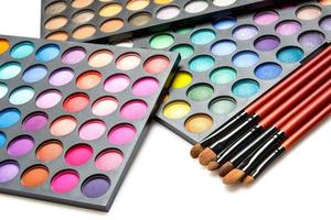 Professionelle Make-up-Pinsel und Lidschatten-Palette foto