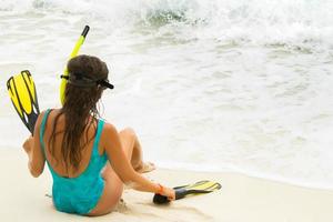 schöne junge Frau nach dem Schnorcheln am Strand foto