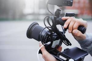 Videofilmer mit einem modernen spiegellosen Kamera-Rig foto