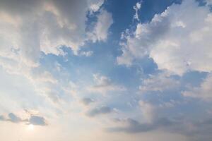 blauer Himmel und Wolken bei Sonnenuntergang foto