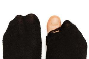 Nahaufnahme von männlichen Füßen in Hoaly-Socken mit herausstehendem Zeh. foto