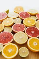 verschiedene geschnittene Zitrusfrüchte wie Grapefruit, Orange, Zitrone und Limette foto