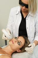 Kundin während der IPL-Behandlung in einer Kosmetikklinik foto