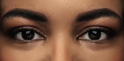 Schwarzes Frauengesicht mit schönen braunen Augen foto