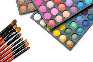 Professionelle Make-up-Pinsel und Lidschatten-Palette foto