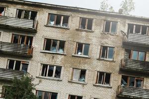 Äußeres des verlassenen Mehrfamilienhauses in der europäischen Geisterstadt. foto