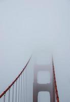 goldene Torbrücke im Nebel foto
