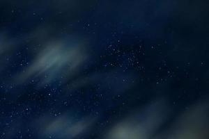 Nachthimmel mit Sternen und Wolken in Bewegung foto