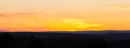 Silhouette der Hügel bei Sonnenuntergang foto