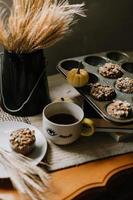 Muffins in einer Dose auf einem stilisierten braunen Tisch foto