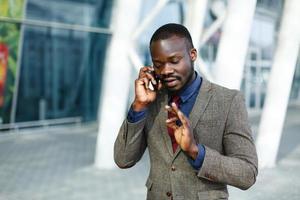 Mann spricht am Telefon foto