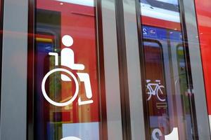 Rollstuhlservice-Schild am Zugdrehgestell für den Zugang zu Rollstuhlplätzen. foto