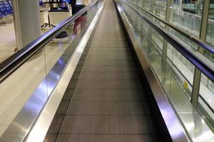 Nahaufnahme der langen Rolltreppe am Flughafen. foto