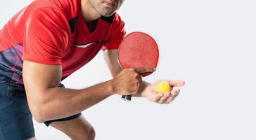 Porträt des männlichen Athleten des Sportlers, der Tischtennis spielt, isoliert. foto
