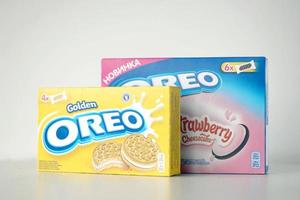 ternopil, ukraine - 28. mai 2022 oreo golden und erdbeerkäsekuchen knusprige keksschachtel. die marke oreo gehört der firma mondelez international foto