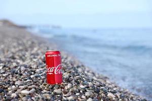 antalya, türkei - 18. mai 2022 originale rote blechdose von coca cola liegt auf kleinen runden kieselsteinen in der nähe der meeresküste. Coca-Cola am türkischen Strand foto