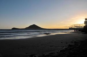 Blick auf den Strand bei Sonnenuntergang foto