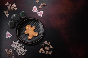 festlicher weihnachtstisch zu hause, dekoriert mit spielzeug und lebkuchen foto