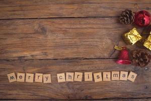 Fröhliche Weihnachten. Weihnachtsgrußkarte mit rustikalem Holz und Ornamenten. foto