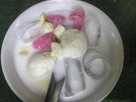 es gempol pleret. traditionelles javanesisches Dessertgetränk aus Reisklößchen mit Kokosmilch. foto