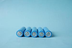 Nahaufnahme von Batterien auf blauem Hintergrund foto