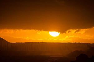 Blick auf den goldenen Sonnenuntergang foto