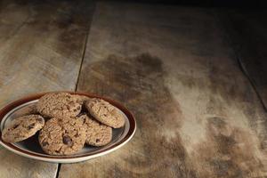 Schokoladenkekse auf Holztisch mit Kopierbereich foto