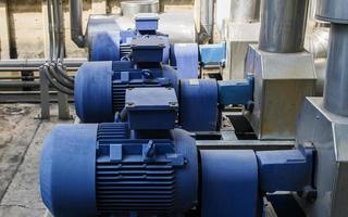 Motor für Rohrleitungssystem zur Zufuhr von Kaltwasser in den Produktionsprozess foto