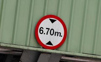 Zeichen begrenzt Höhe des Autos 6,70 Meter. foto