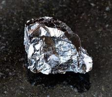 roher Sphalerit-Zinkblende-Felsen auf Schwarz foto