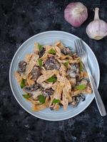 hausgemachte Pasta mit Champignons und Carbonara-Sauce. foto