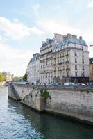 Traditionelles Wohngebäude in der Nähe der Seine. Paris. foto