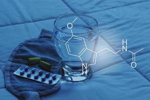 Melatonin-Formel, Schlaftabletten, Ohrstöpsel, Augenbinde. foto
