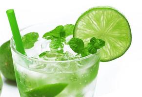 Mojito-Highball-Cocktail oder Erfrischungsgetränk mit Limette und Minze foto