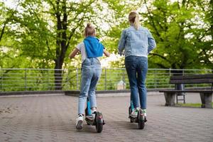 mutter und tochter fahren elektroroller foto