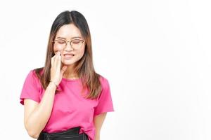 Leidende Zahnschmerzen der schönen asiatischen Frau isoliert auf weißem Hintergrund foto