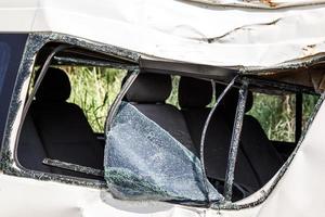 Nahaufnahme eines zertrümmerten Minivans nach einem schweren Autounfall foto