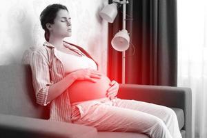 schwangere Frau zu Hause. verschiedene gesundheitliche Probleme während der Schwangerschaft. foto