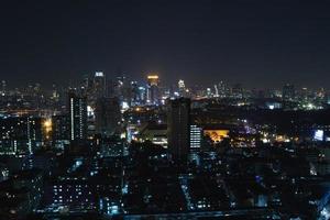 malerischer blick auf die moderne stadt bangkok bei nacht foto