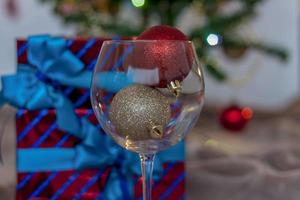 Weihnachtsgeschenke mit blauen Schleifen unter dem Baum. Glas mit Luftballons. weihnachten und neujahr. foto