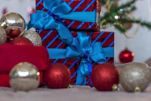 Weihnachtsgeschenke mit blauen Schleifen unter dem Baum. weihnachten und neujahr. foto