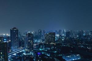 malerischer blick auf die moderne stadt bangkok bei nacht foto