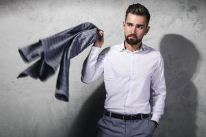 hübscher und bärtiger Mann mit grauem Anzug foto