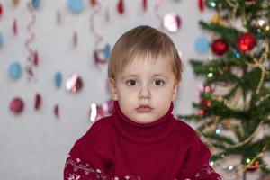 Porträt eines süßen Jungen. die Emotionen der Kinder. weihnachten und neujahr. foto