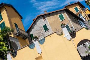 alte häuser im italienischen dorf varenna foto