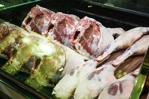 rohes Fleisch auf der Bank im Laden foto