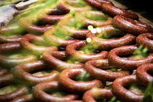 rohes Fleisch auf der Bank im Laden foto